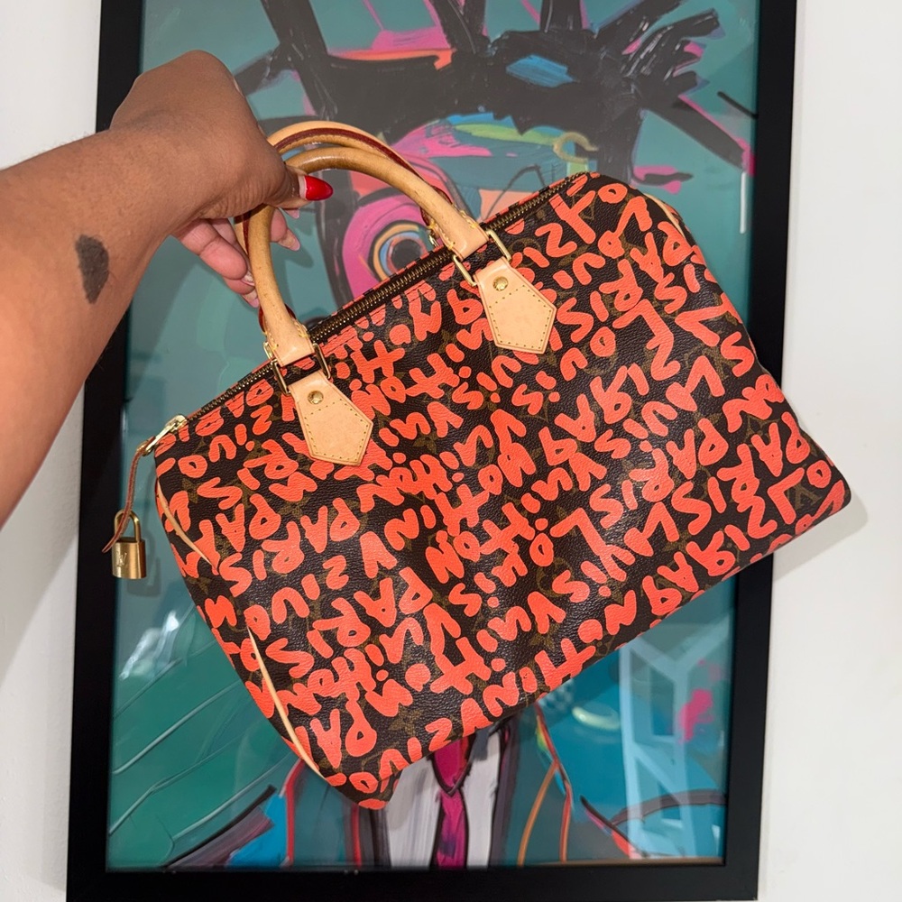 LOUIS VUITTON Monogram Graffiti
Speedy 30 Hand Bag Orange
